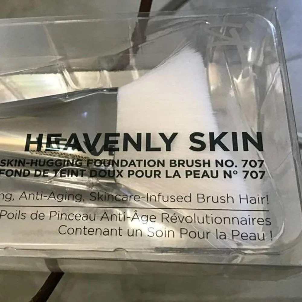 IT COSMETICS Heavenly Skin Skin-Hugging Foundation Brush #707